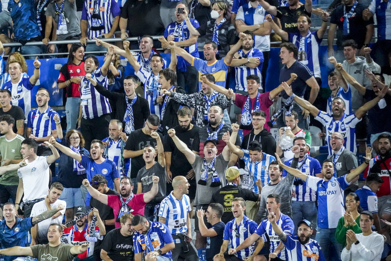 Fotos: Ambientazo en Mendizorroza contra el Mirandés