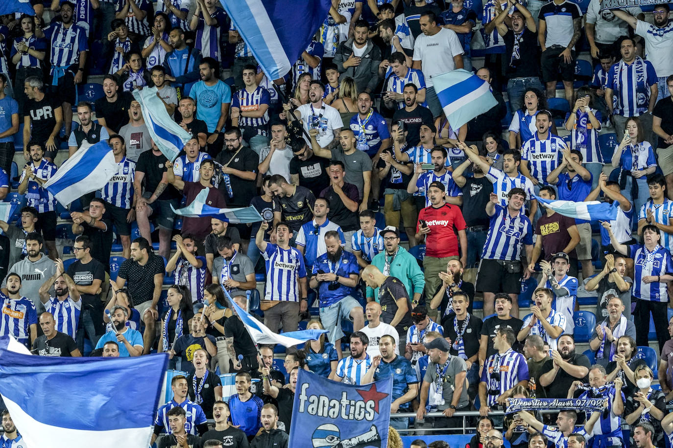 Fotos: Ambientazo en Mendizorroza contra el Mirandés