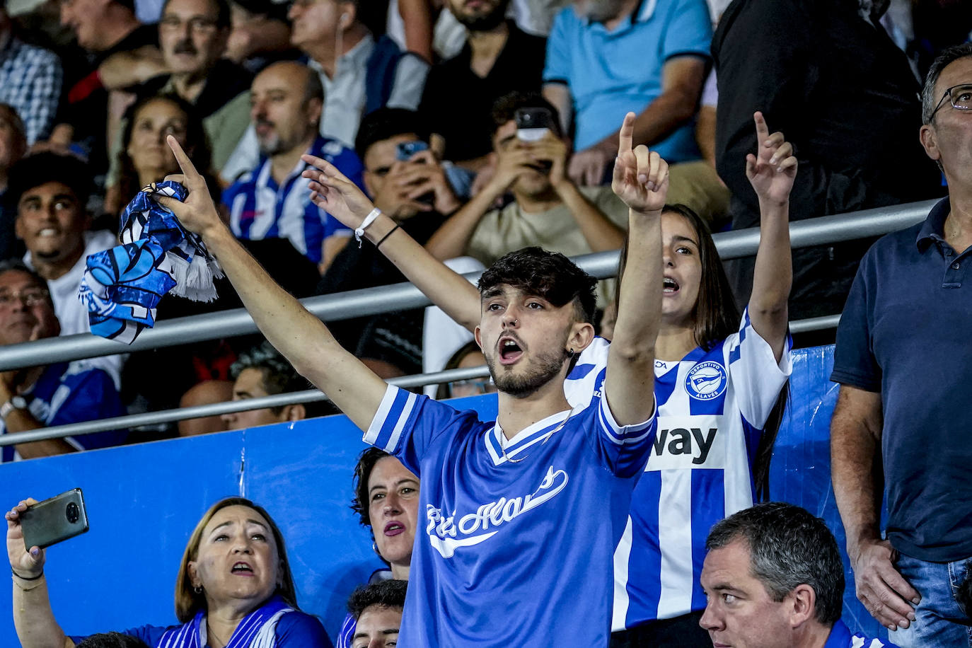 Fotos: Ambientazo en Mendizorroza contra el Mirandés