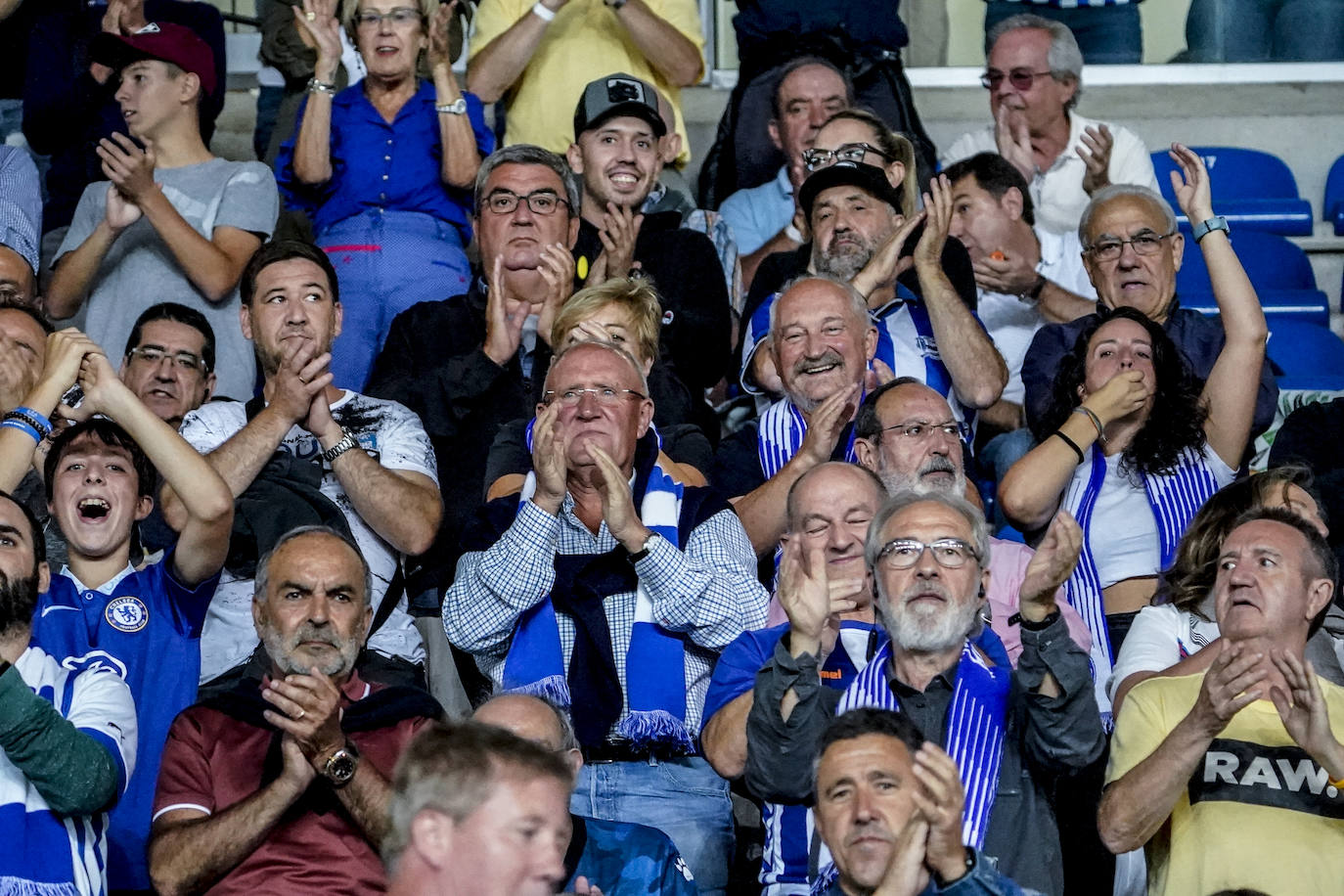 Fotos: Ambientazo en Mendizorroza contra el Mirandés