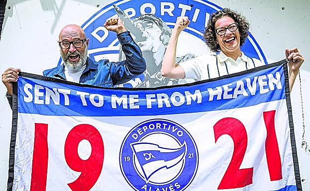 Rául Gómez y su mujer Ane Fernández de Landa se sientan en Preferencia