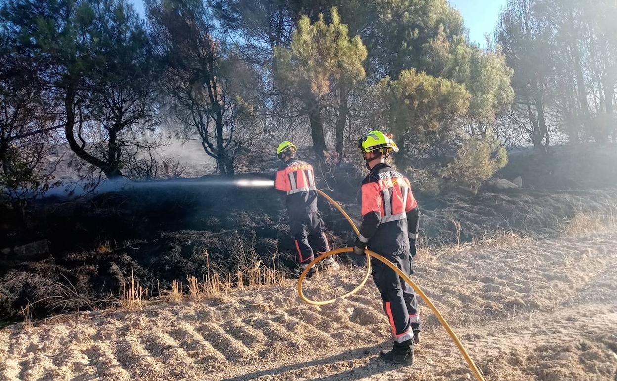 Bomberos sofocan el incendio declarado este viernes en Berantevilla. 