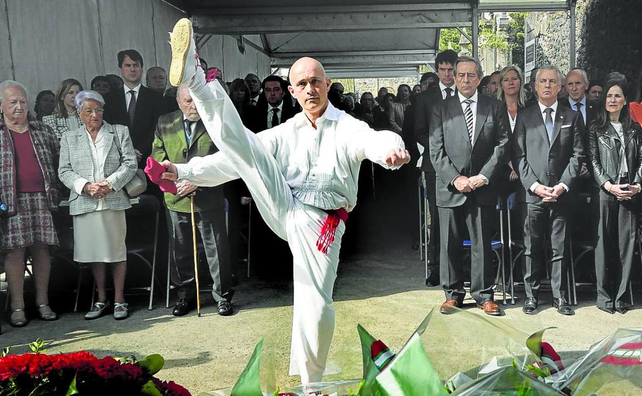 Acto de homenaje a las víctimas del bombardeo de Gernika con la presencia de diferentes autoridades. 