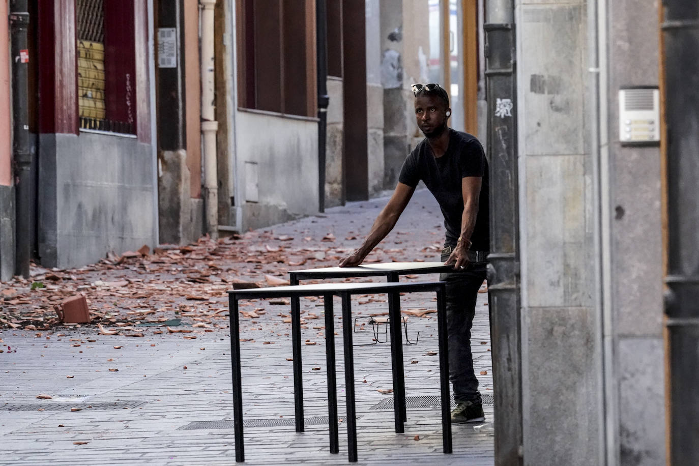 Fotos: Un hombre se atrinchera en un tejado del Casco Viejo de Vitoria