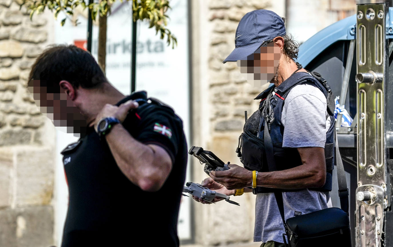 Fotos: Un hombre se atrinchera en un tejado del Casco Viejo de Vitoria