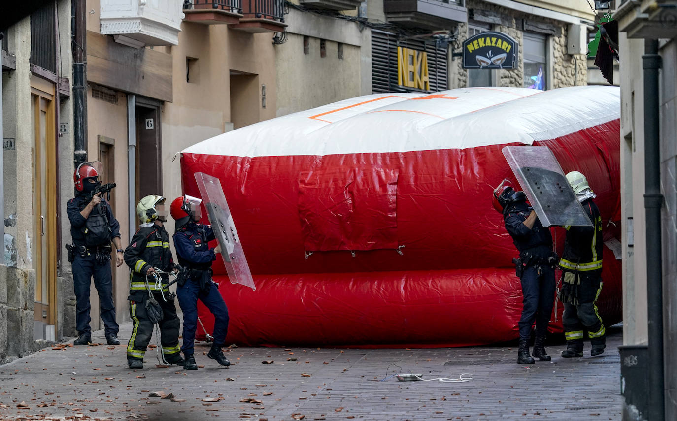 Fotos: Un hombre se atrinchera en un tejado del Casco Viejo de Vitoria