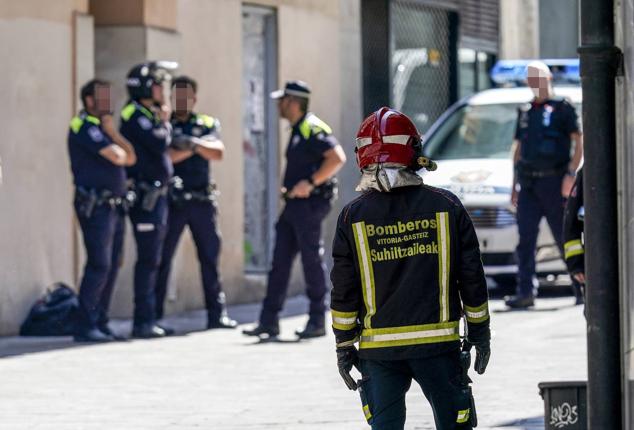 Fotos: Un hombre se atrinchera en un tejado del Casco Viejo de Vitoria