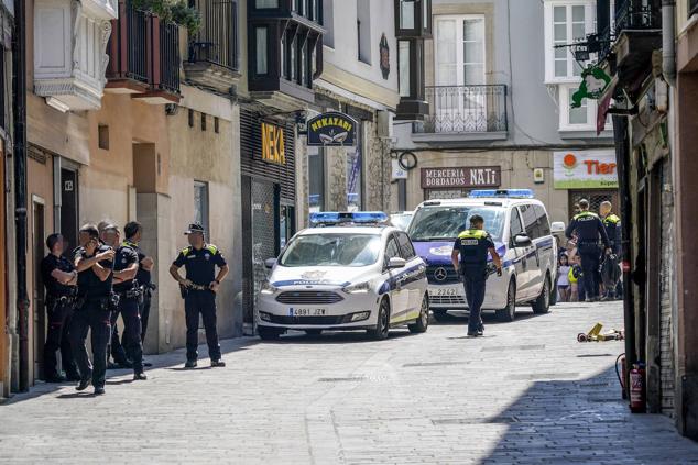 Fotos: Un hombre se atrinchera en un tejado del Casco Viejo de Vitoria