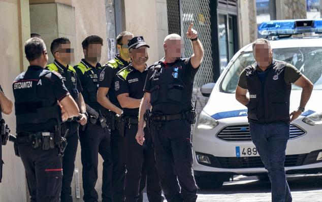 Fotos: Un hombre se atrinchera en un tejado del Casco Viejo de Vitoria