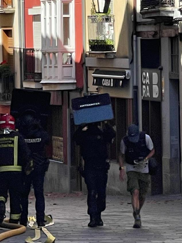 Fotos: Un hombre se atrinchera en un tejado del Casco Viejo de Vitoria