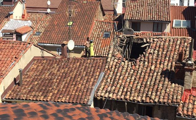 Fotos: Un hombre se atrinchera en un tejado del Casco Viejo de Vitoria