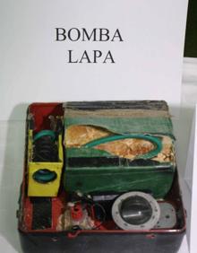 Imagen secundaria 2 - En la imagen superior, imagen del ataque con bomba lapa que costó la vida al policía Eduardo Puelles. En las otras dos fotografias, aspecto de sendos artefactos de ETA.