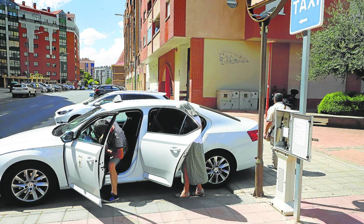 Algunos visitantes que llegan a la ciudad hacen uso del servicio de taxis para trasladarse a pueblos cercanos. 