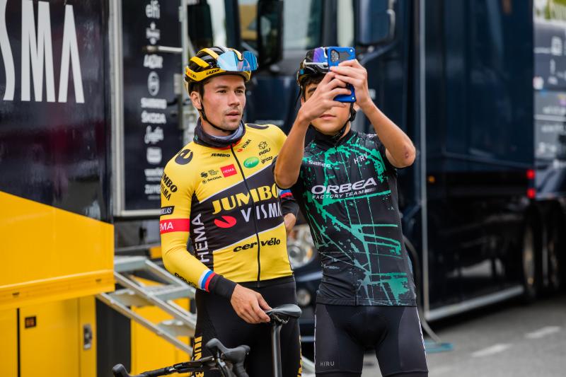 Fotos: La Vuelta calienta motoroes en Vitoria