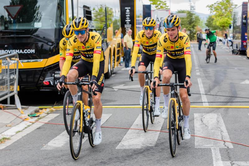 Fotos: La Vuelta calienta motoroes en Vitoria