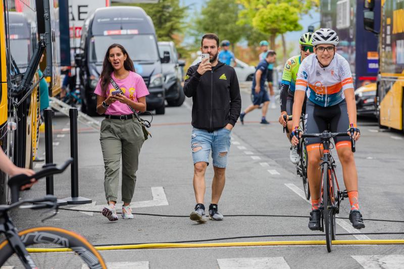 Fotos: La Vuelta calienta motoroes en Vitoria