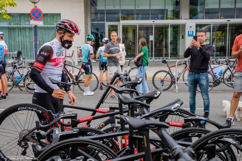 Fotos: La Vuelta calienta motoroes en Vitoria