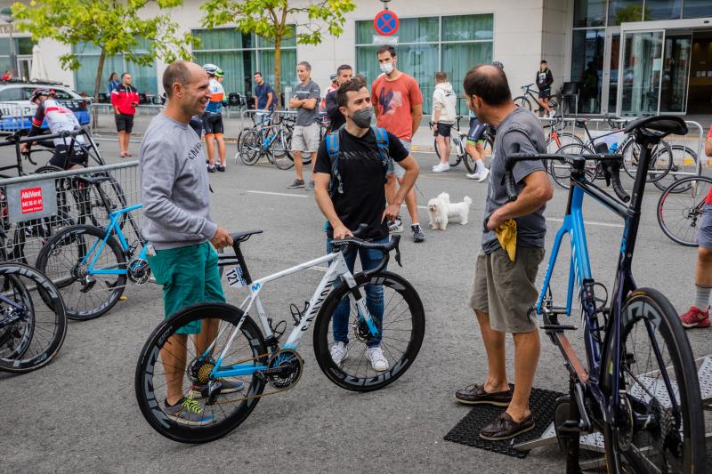Fotos: La Vuelta calienta motoroes en Vitoria