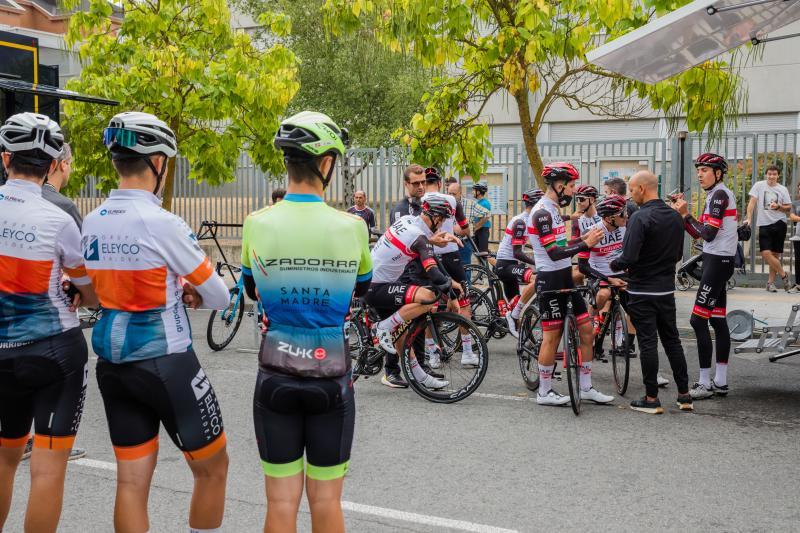 Fotos: La Vuelta calienta motoroes en Vitoria