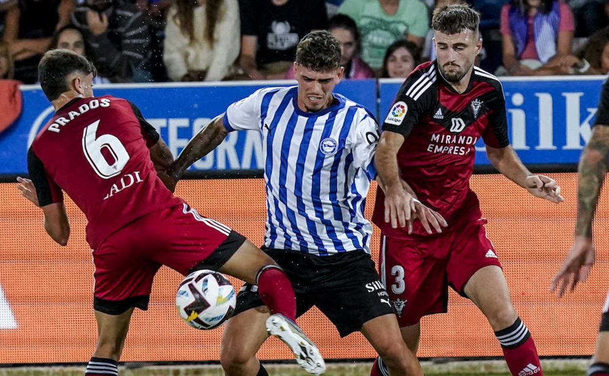 Javi López intenta superar al visitante Prados en una de su múltiples carreras del pasado viernes contra el Mirandés. 