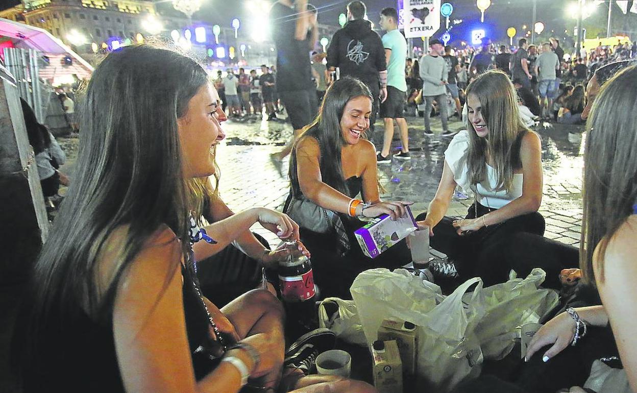 La cuadrilla de Libe Abasolo tomó los primeros tragos en la plaza del Arriaga antes de desplazarse para bailar. 