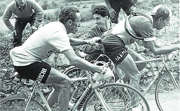 Conterno se agarra a Bahamontes en Sollube, en la Vuelta'56. 