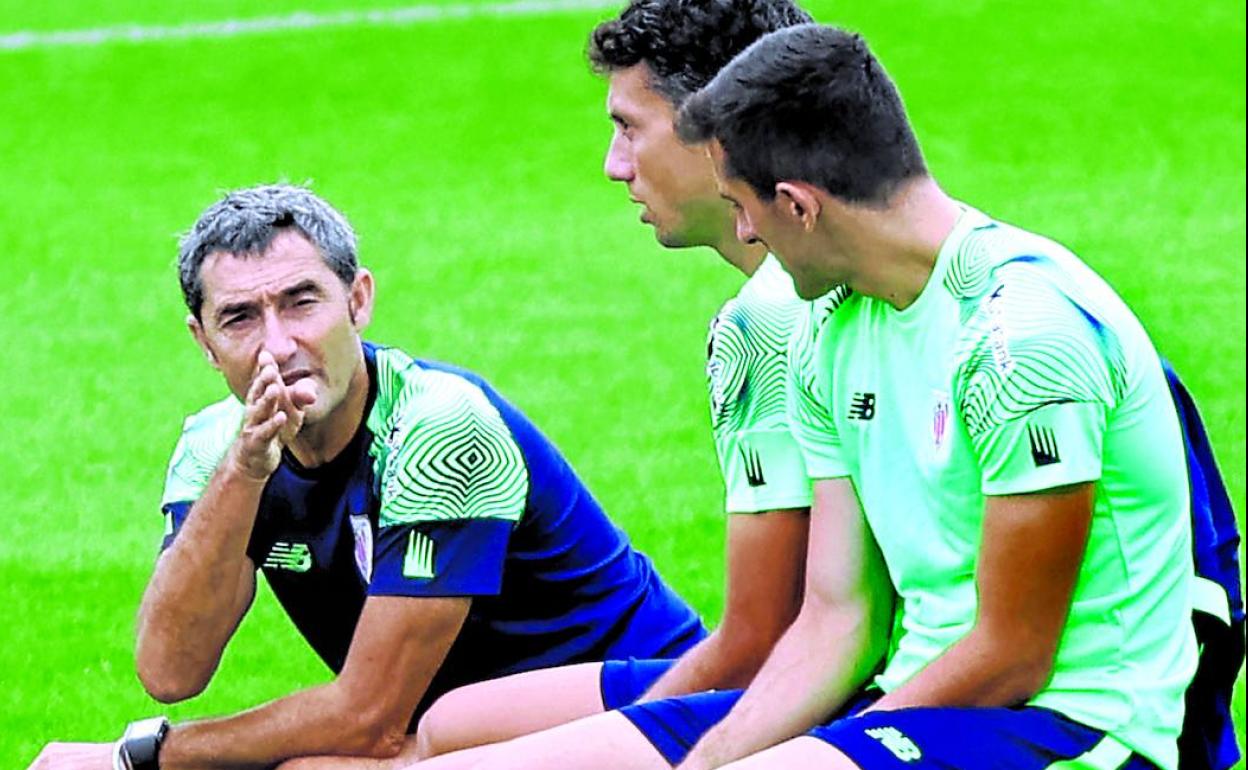 Valverde charla con Vesga y Vivian, la conexión vitoriana del Athletic, durante el entrenamiento de ayer en Lezama. 