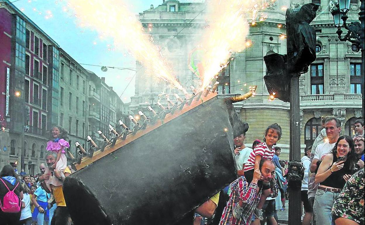 Toro de fuego. Una de las tradiciones que hace felices a niños y adultos. 