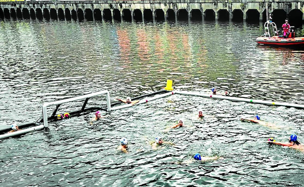 La Ría se convierte en piscina de waterpolo durante las fiestas