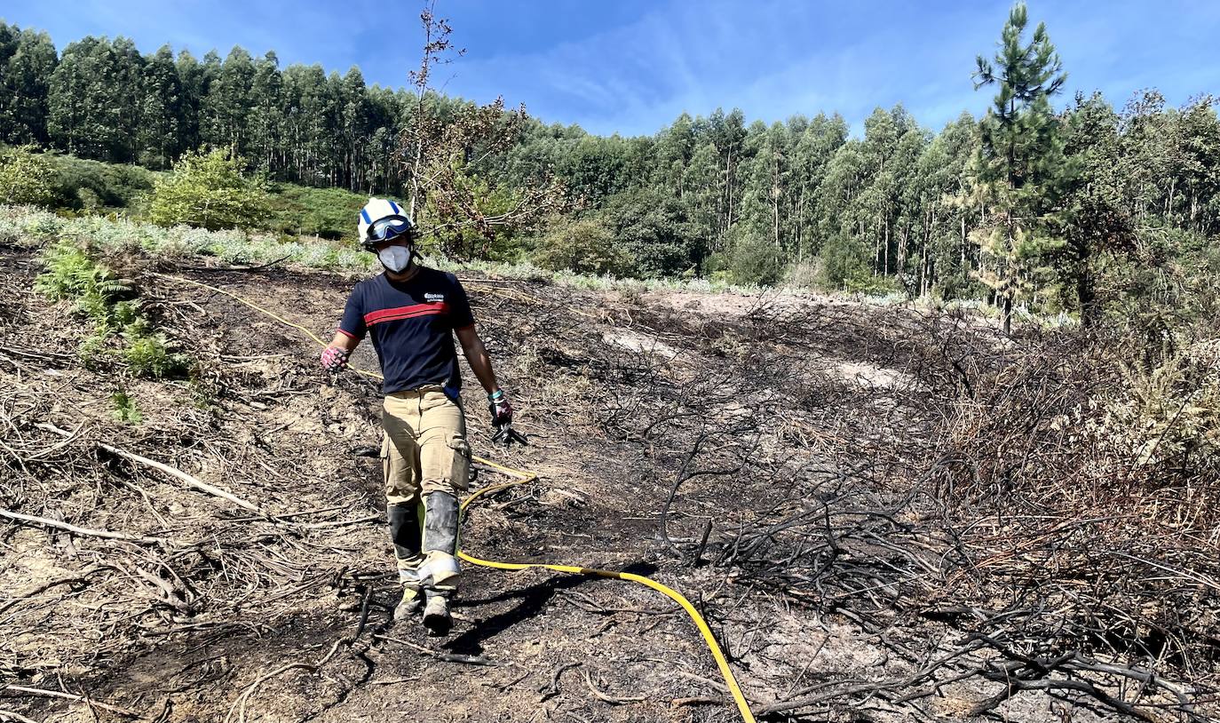 Fotos: Hallan los cuerpos calcinados de dos gemelos de 73 años en un incendio en Basauri