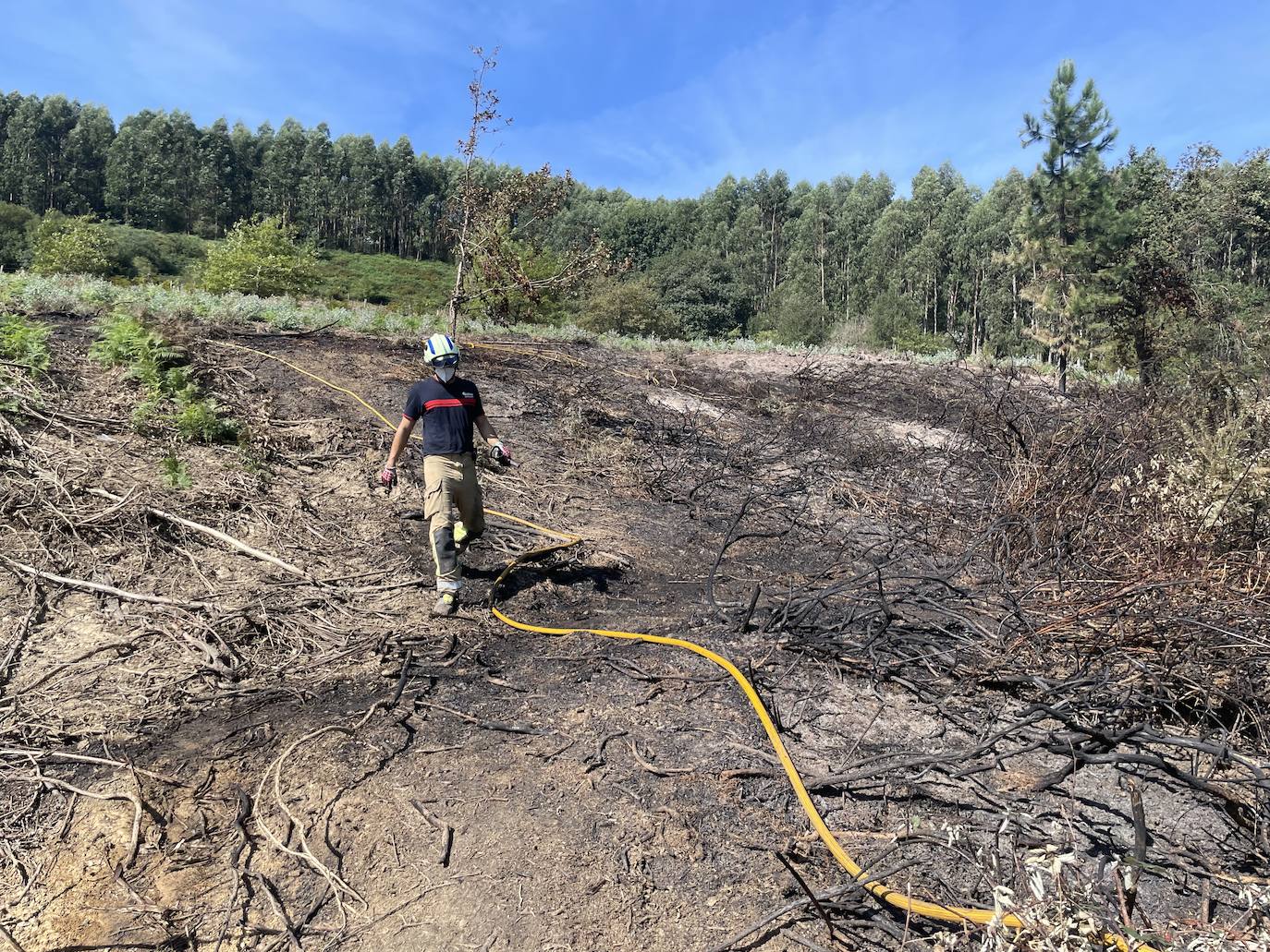 Fotos: Hallan los cuerpos calcinados de dos gemelos de 73 años en un incendio en Basauri