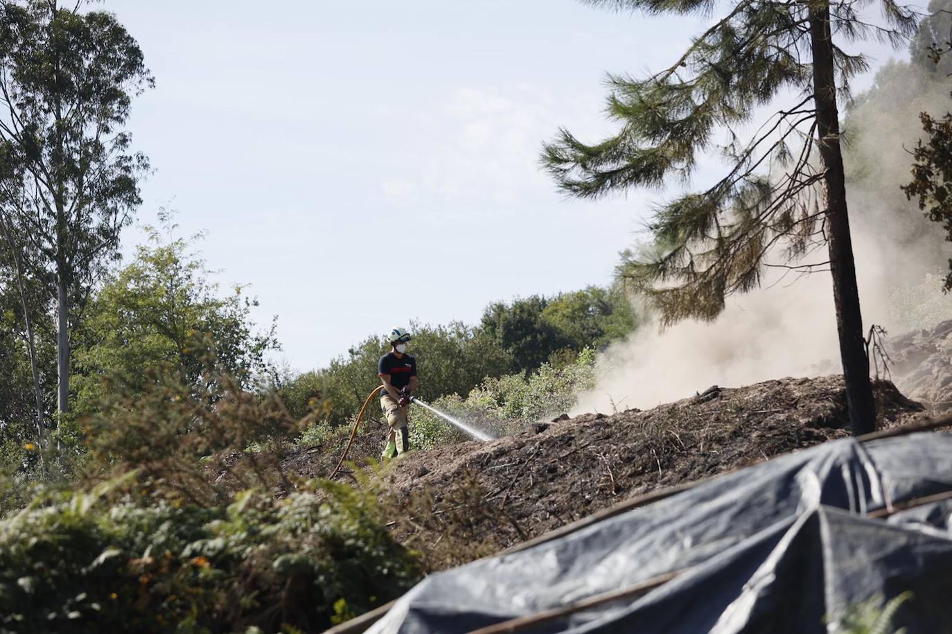 Fotos: Hallan los cuerpos calcinados de dos gemelos de 73 años en un incendio en Basauri