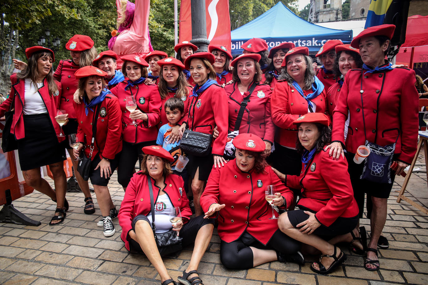 Fotos: Más de 20 txupineras de la Aste Nagusia se reúnen en las fiestas en la tradicional jornada de hermanamiento