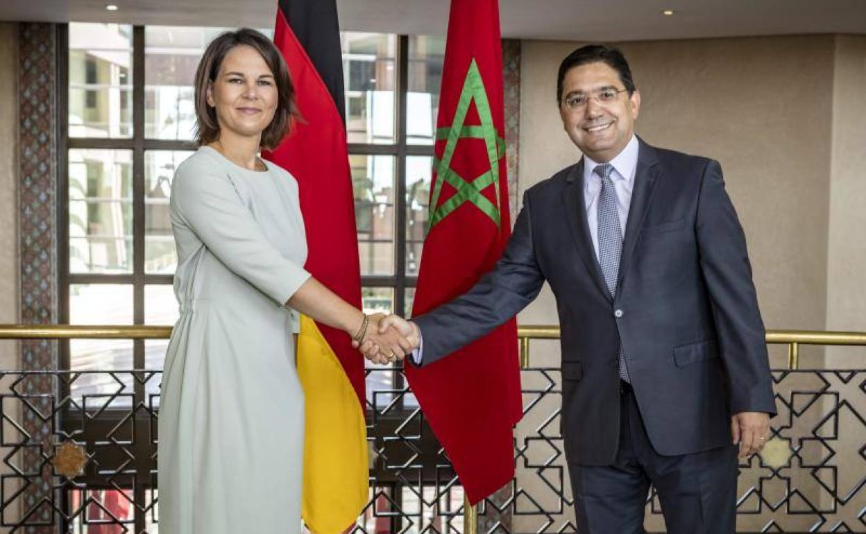 La ministra de Exteriores alemana, Annalena Baerbock, con su homólogo marroquí, Nasser Bourita, este jueves en Rabat