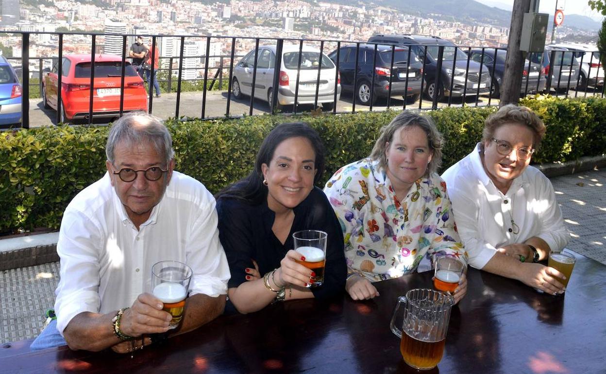 Iñaki Beldarrain, Begoña Gutiérrez y sus hijas María y Ainara posan en la terraza.