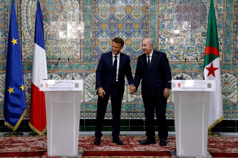 Los presidentes francés, Emmanuel Macron, y argelino, Abdelmayid Tebune, este jueves en Argel