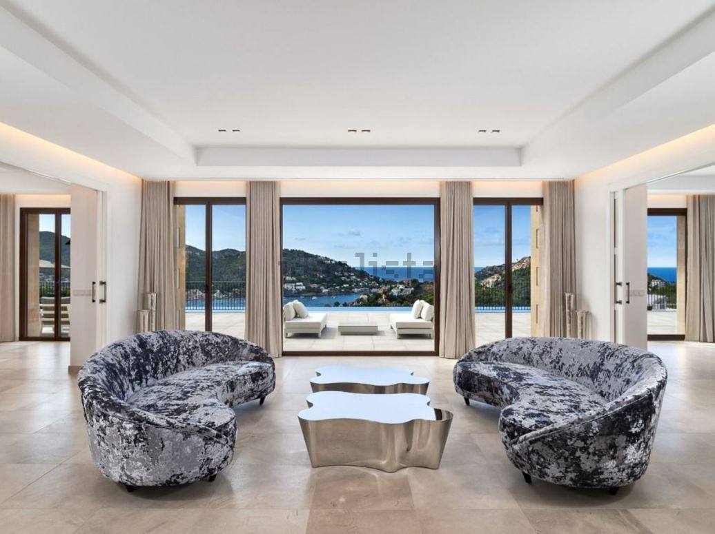 5. Villa de nueva construcción en Port d’Andratx, Mallorca. Esta villa de 6 habitaciones es la primera propiedad de este listado que no se sitúa en la Costa del Sol. Cuenta con una espectacular piscina de 25 metros, gimnasio, sauna y un exclusivo helipuerto. PRECIO: 24.950.000 de euros.