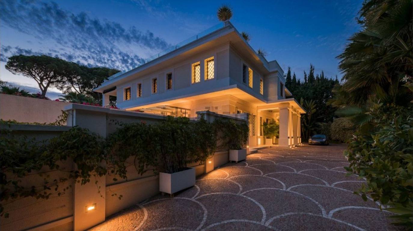 6.- Chalet en Guadalpín, Marbella. Esta casa, ubicada en la lujosa urbanización Santa Margarita en La Carolina, cuenta con 8 dormitorios y 10 baños distribuidos en sus 1237 m². Amplia terraza y jardín. PRECIO: 24 millones de euros.