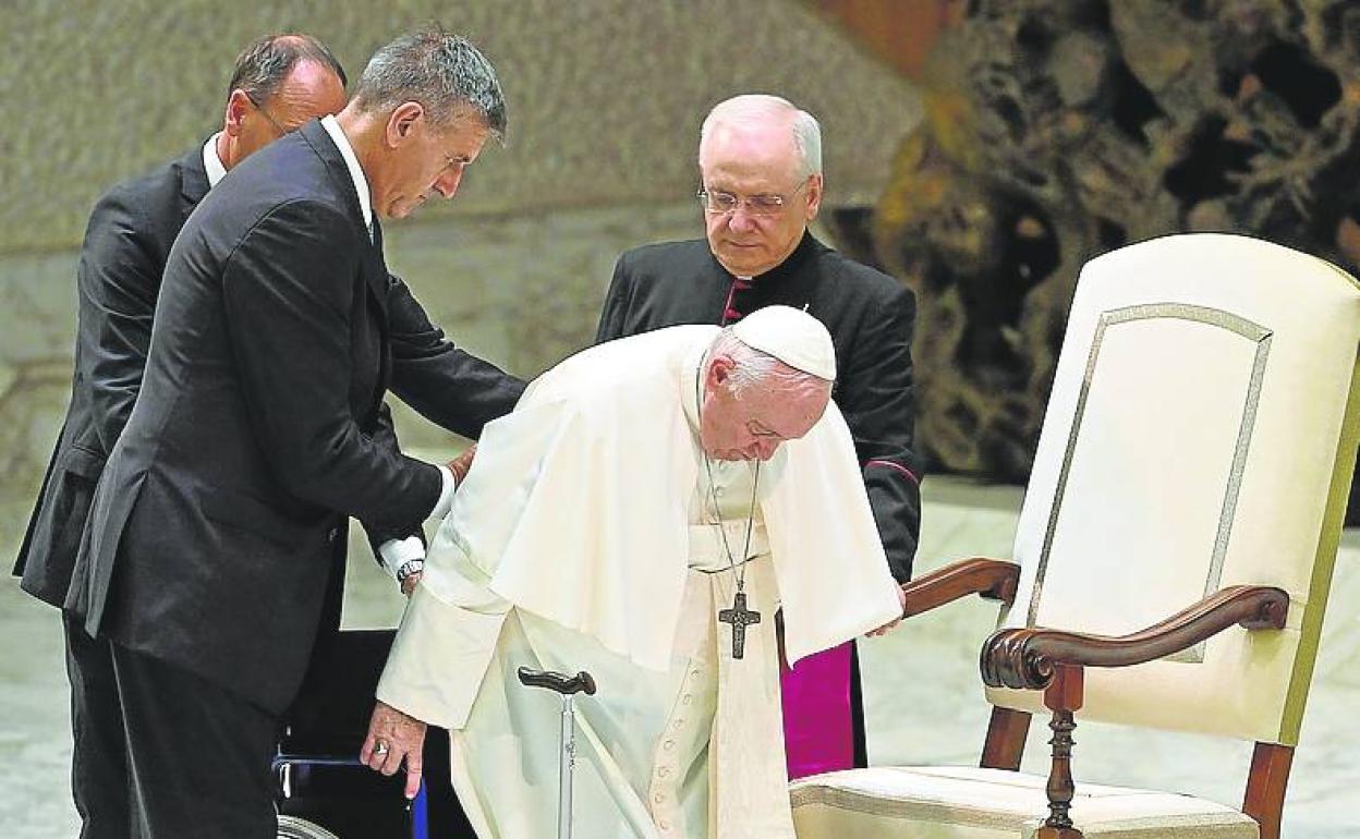 Francisco sufre dolores en la rodilla y suele usar una silla de ruedas. 