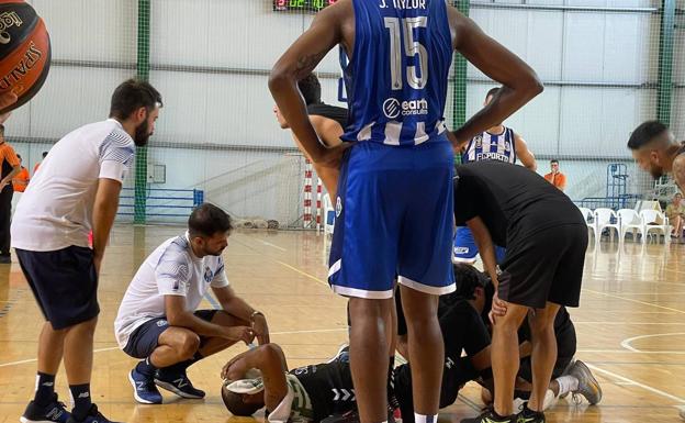 Goudelock es atendido en la pista del Emilio Amavisca de Laredo, con la cara cubierta con una toalla. 