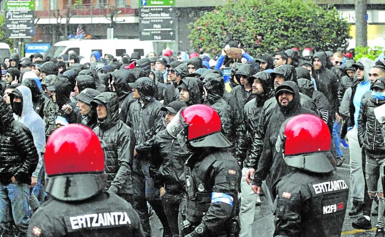 Agentes de la Brigada Móvil controlan a la afición rival minutos antes de un partido en San Mamés. 