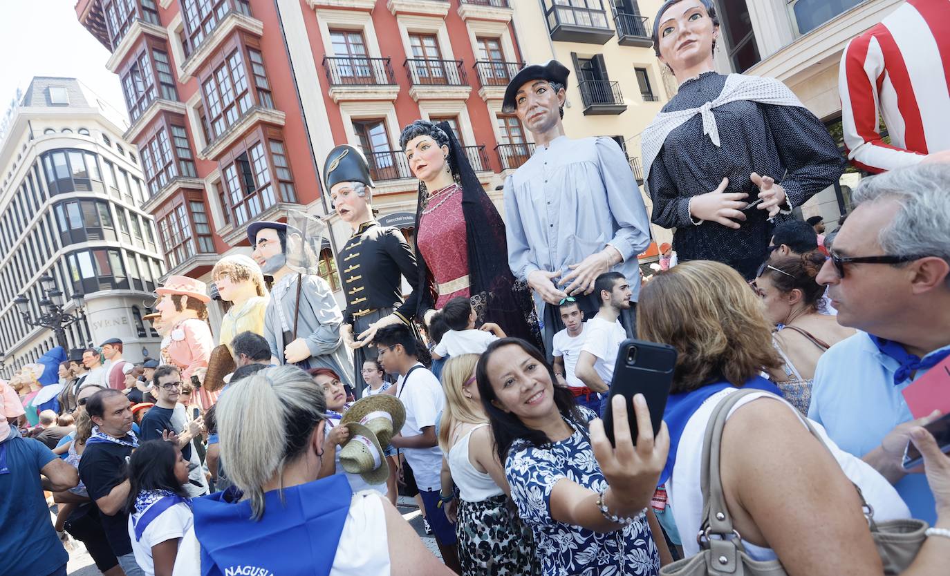 Fotos: Baile de todos los gigantes, reunión de caniches... las imágenes del último día de fietas