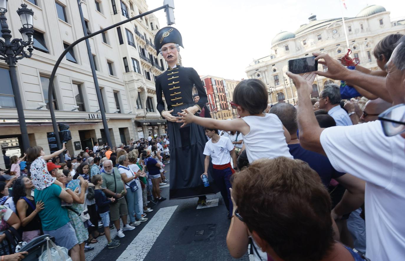 Fotos: Baile de todos los gigantes, reunión de caniches... las imágenes del último día de fietas