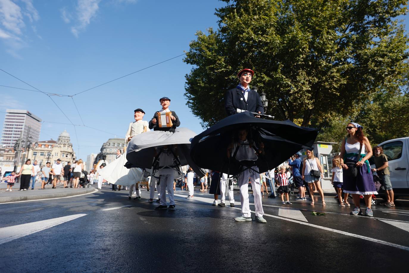 Fotos: Baile de todos los gigantes, reunión de caniches... las imágenes del último día de fietas