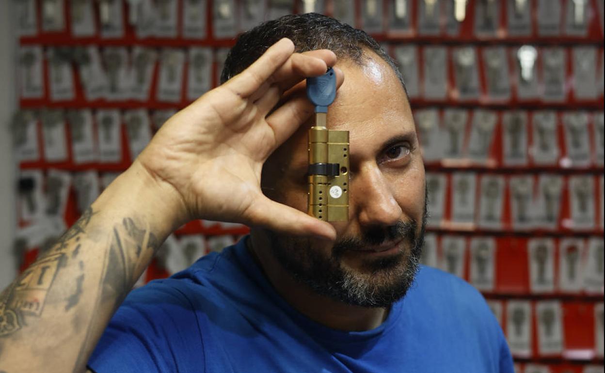 Txus Domínguez en su local de La Peña 