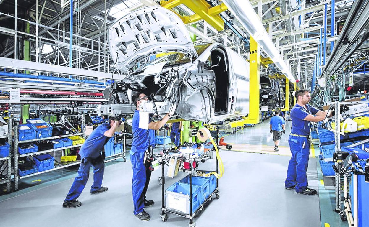 Operarios de Mercedes trabajan en el montaje de una furgoneta en las instalaciones de la planta de Vitoria. 