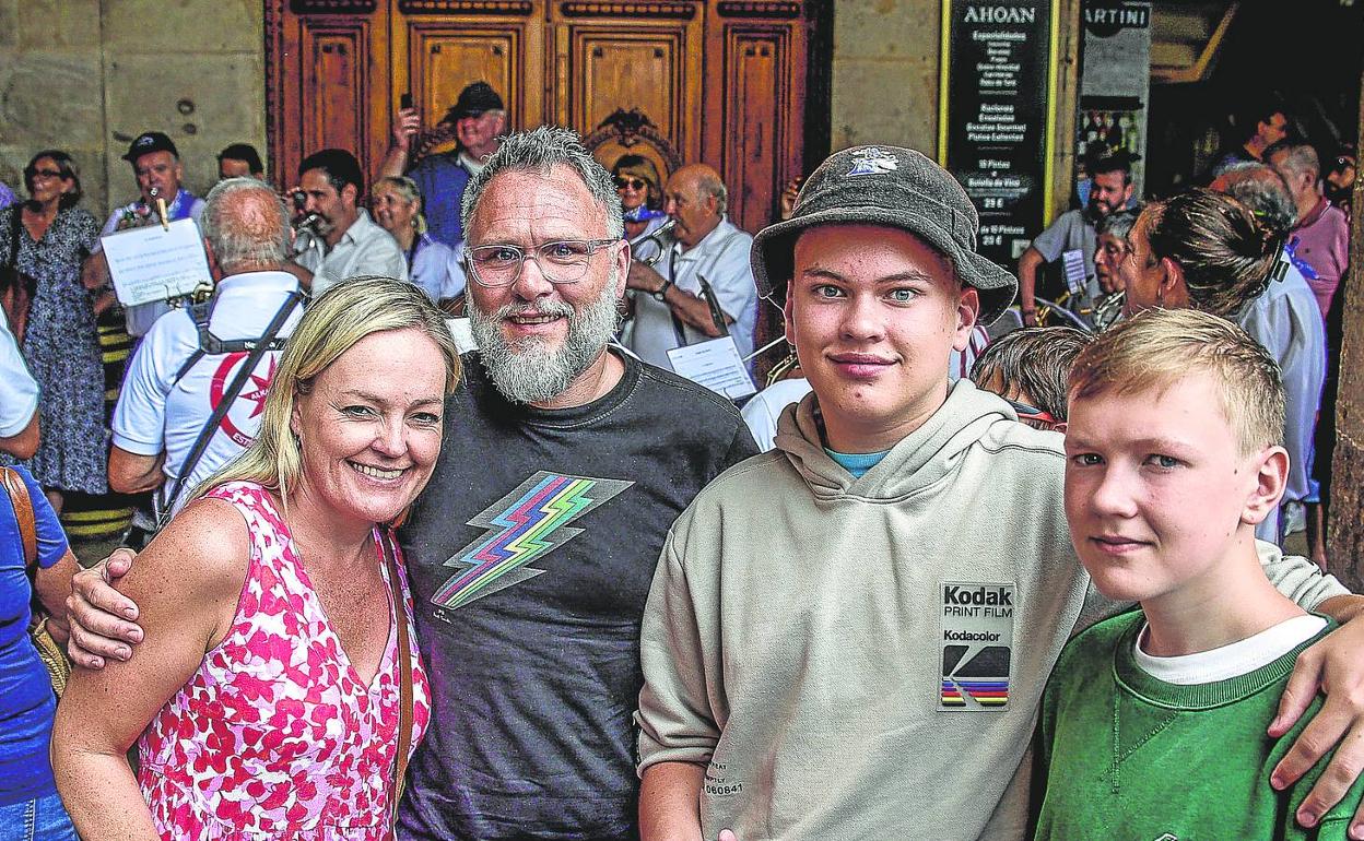 Martin, Sue y sus hijos disfrutan del buen ambiente de la Plaza Nueva. 