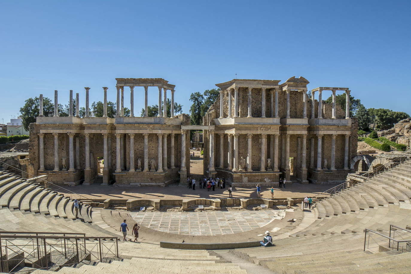 12.- Mérida | Fundada durante el reinado del emperador Augusto como un centro de retiro para soldados veteranos, Augusta Emerita se convirtió en la bien equipada capital de una provincia (Lusitania) que comprende la mayor parte del oeste de España y Portugal. Hoy en día, aunque sigue siendo nominalmente una capital regional (de Extremadura), Méridase ha hundido en la segunda división pero conserva el recuerdo romántico de su grandeza en el Templo de Diana, el acueducto de Los Milagros, el puente romano sobre el río Guadiana, y mucho más. Un buen plan es holgazanear entre los monumentos, tal vez refugiándose del calor del verano extremeño en el aire acondicionado fresco del Museo de Arte Romano, una obra maestra construida en ladrillo en 1986 por el arquitecto Rafael Moneo. El Festival de Teatro Clásico, que se celebra todos los años en el imponente escenario del teatro romano, hace que la ciudad recupere brevemente algo de su antigua autoestima. Y Mérida tiene un legado romano más impresionante: la casa de baños abovedada en la cercana Alange, donde un baño en las aguas termales ha aliviado los pies cansados ​​de muchos visitantes.