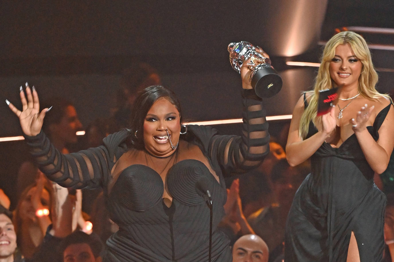 Lizzo recibe un premio al Mejor Video for Good por "About Damn Time" de Bebe Rexha.