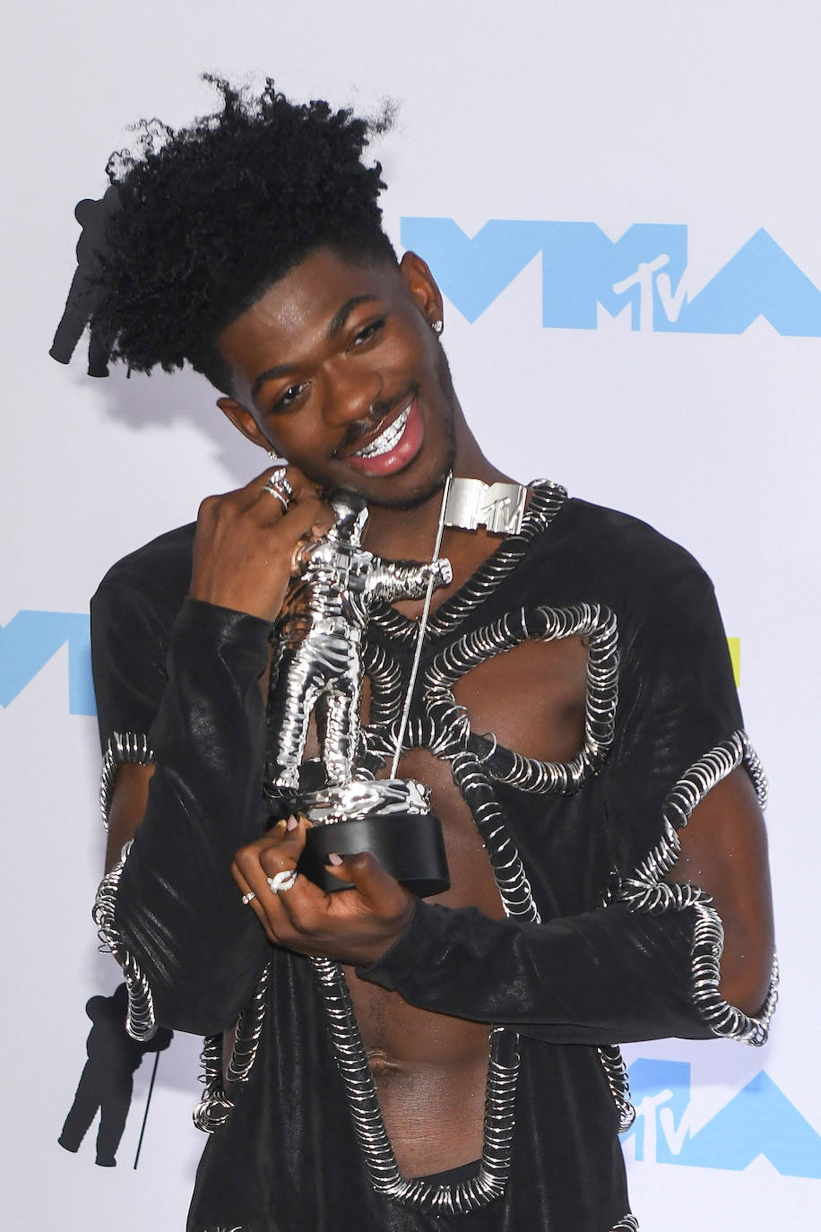 El rapero Lil Nas X posa en la sala de prensa con su premio durante los MTV Video Music Awards 2022 
